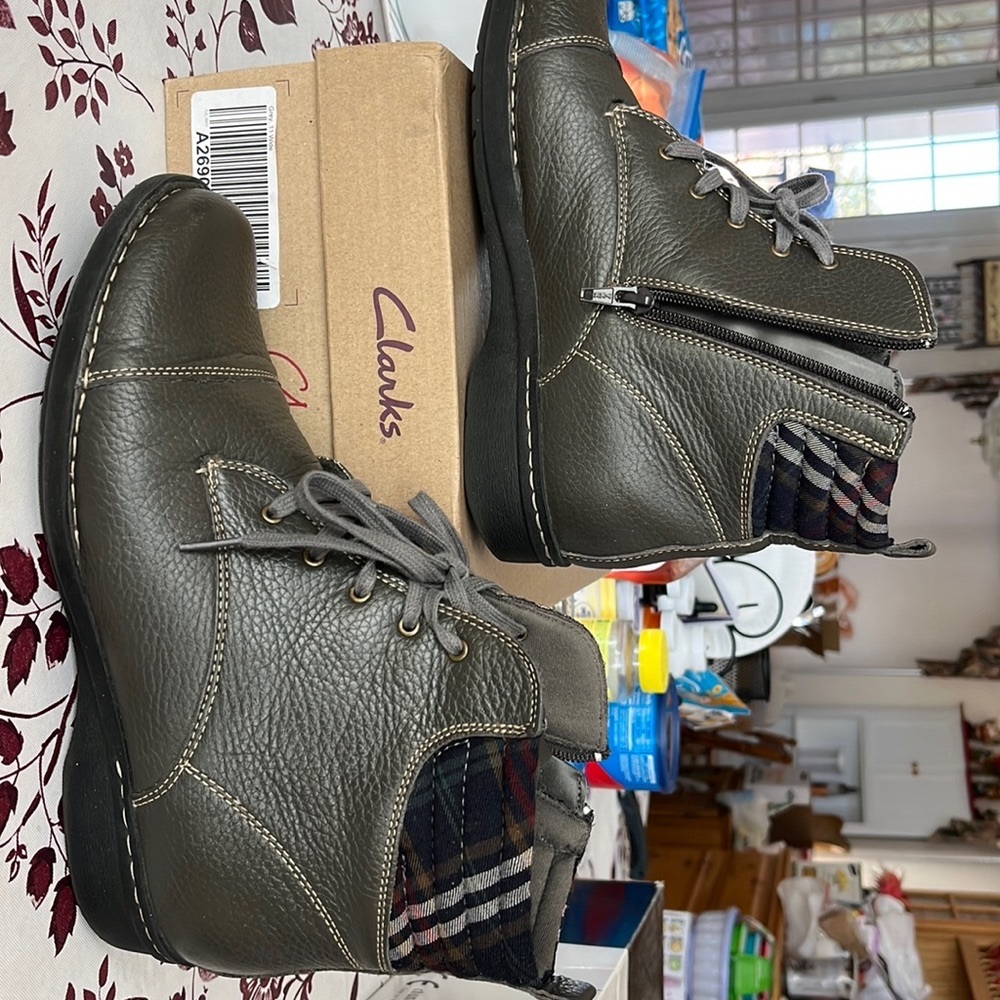 Clarke size 11 grey boot